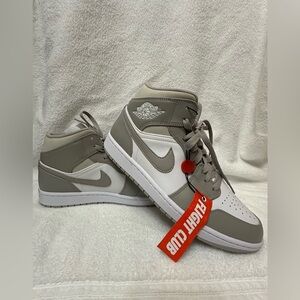 NEW Nike Air Jordan 1 Retro Mid Linen College
Grey Basketball Mocha Bred Mens